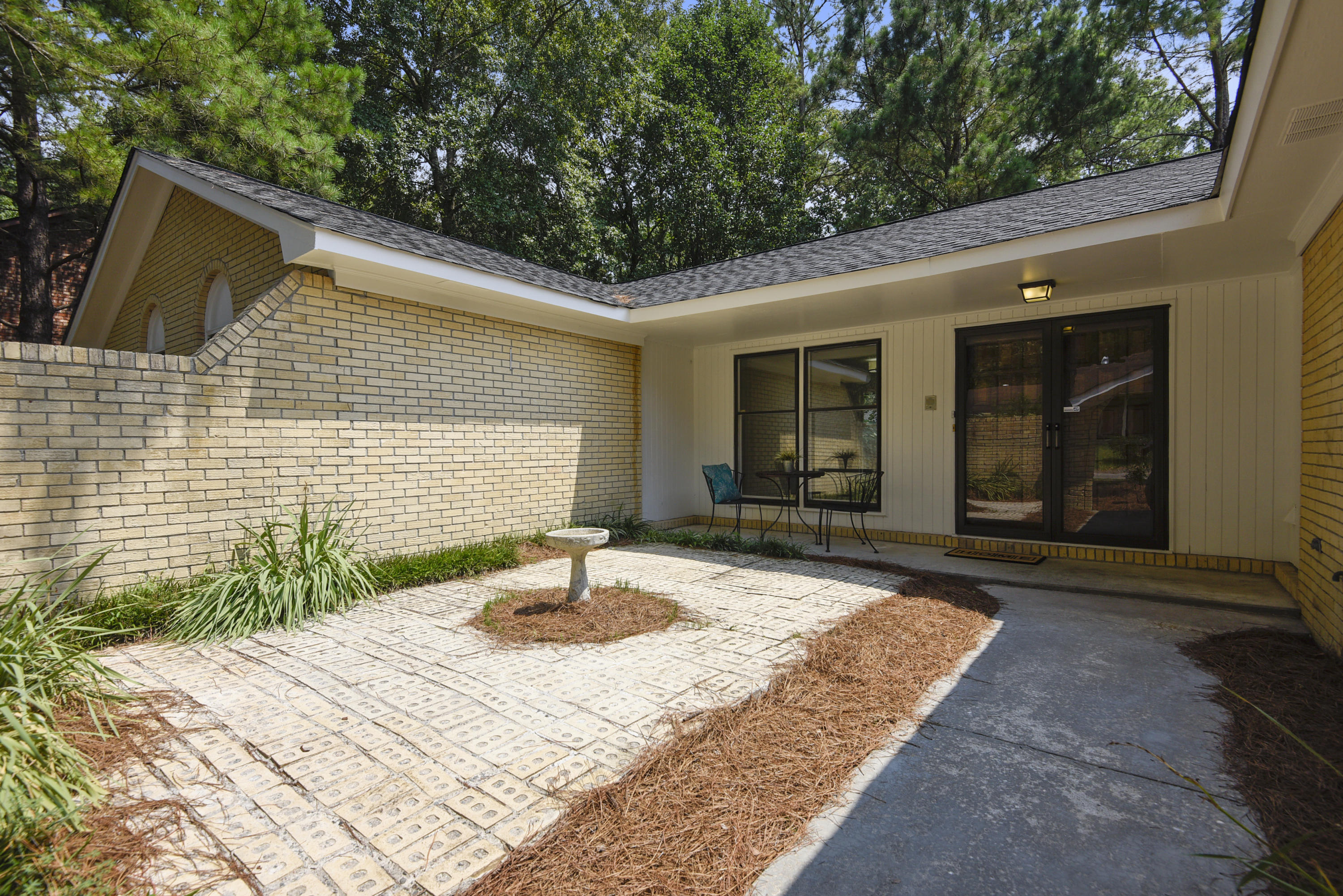 419 Grouse Road Summerville, SC 29485 - Photo 3 of 31 Courtyard DSC0325