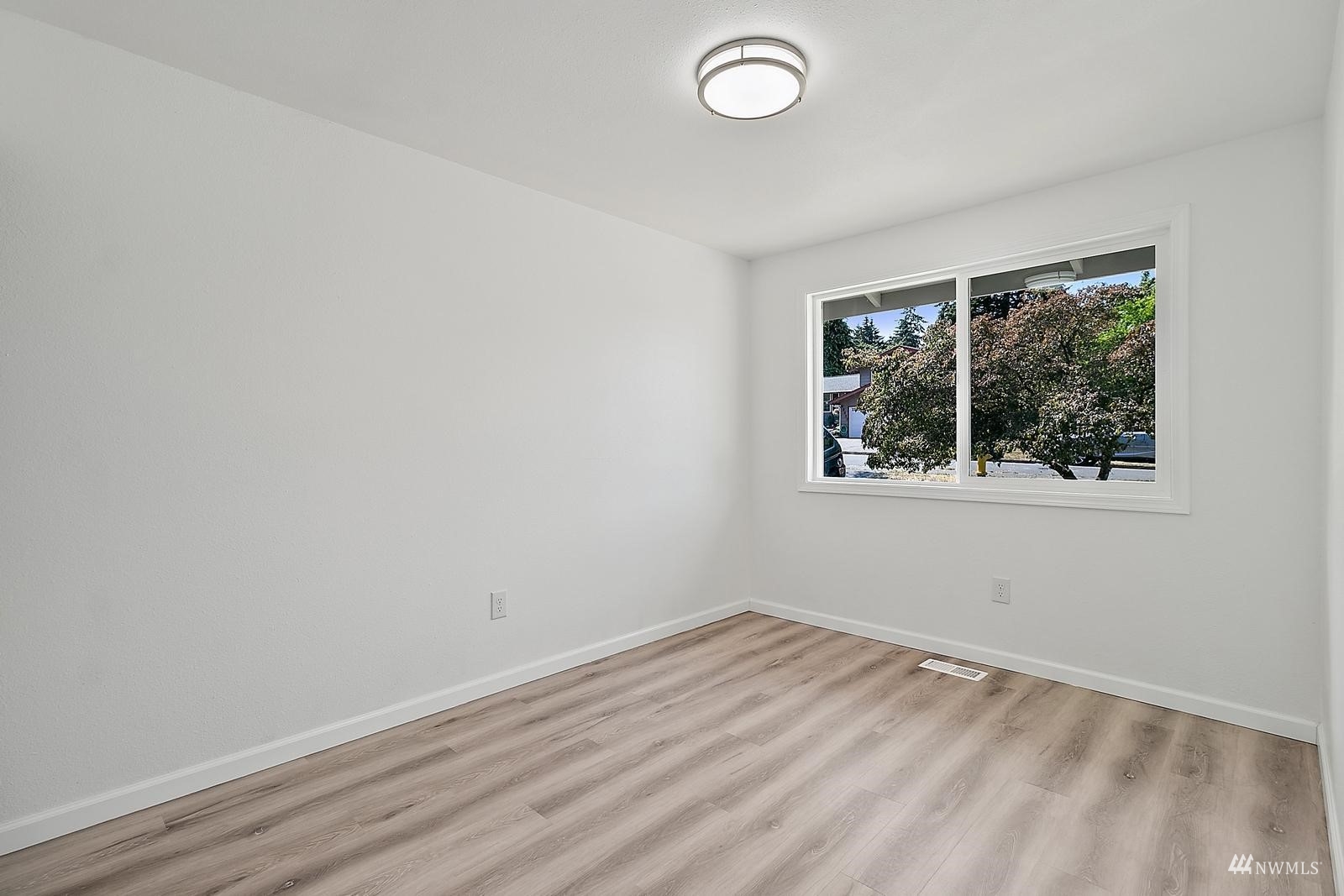 33330 29th Place Southwest Federal Way, WA 98023 - Photo 19 of 37 an empty room with a window