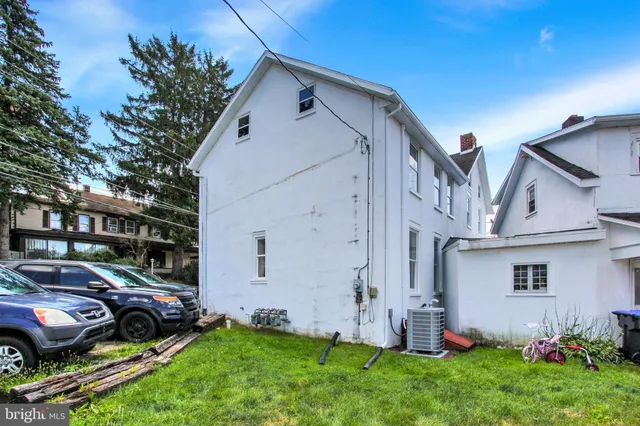 a view of a house with backyard
