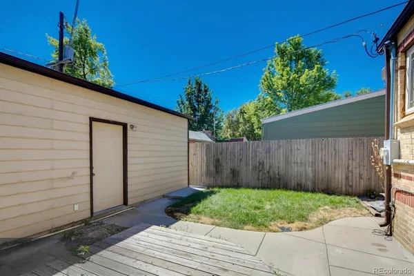 a view of a backyard