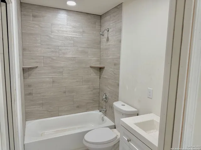 $1,550 | 709 Burr Oak Lane, Canyon Lake, TX 78133