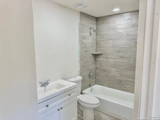 $1,550 | 709 Burr Oak Lane, Canyon Lake, TX 78133