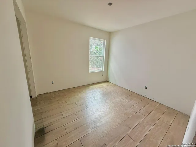 $1,550 | 709 Burr Oak Lane, Canyon Lake, TX 78133