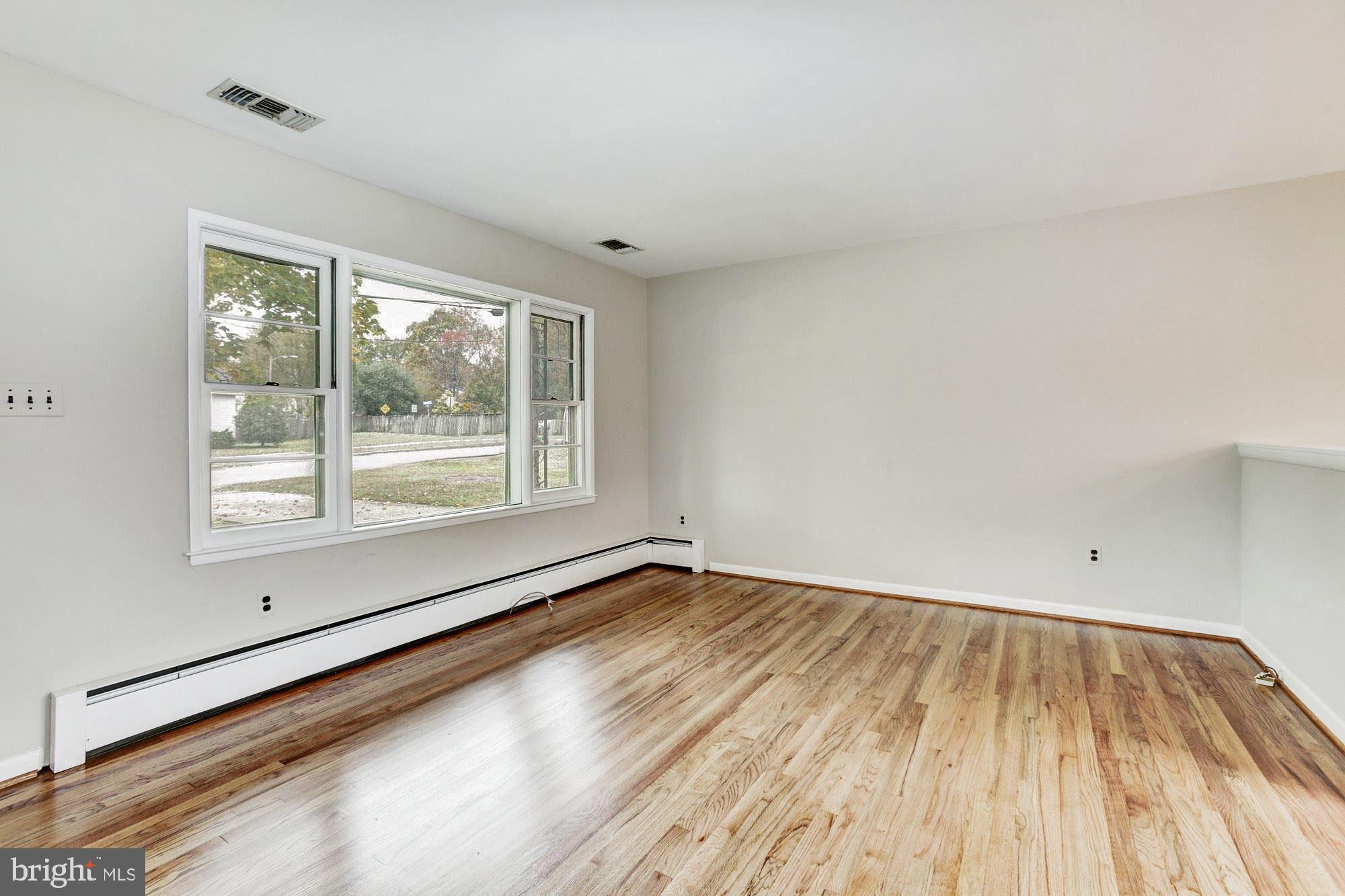 15611 Haynes Road Laurel, MD 20707 - Photo 3 of 26 Living Room