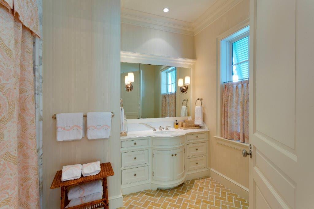 324 Garden Road Palm Beach, FL 33480 - Photo 20 of 26 GUEST BATH 3