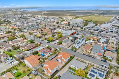 an aerial view of residential building and lake