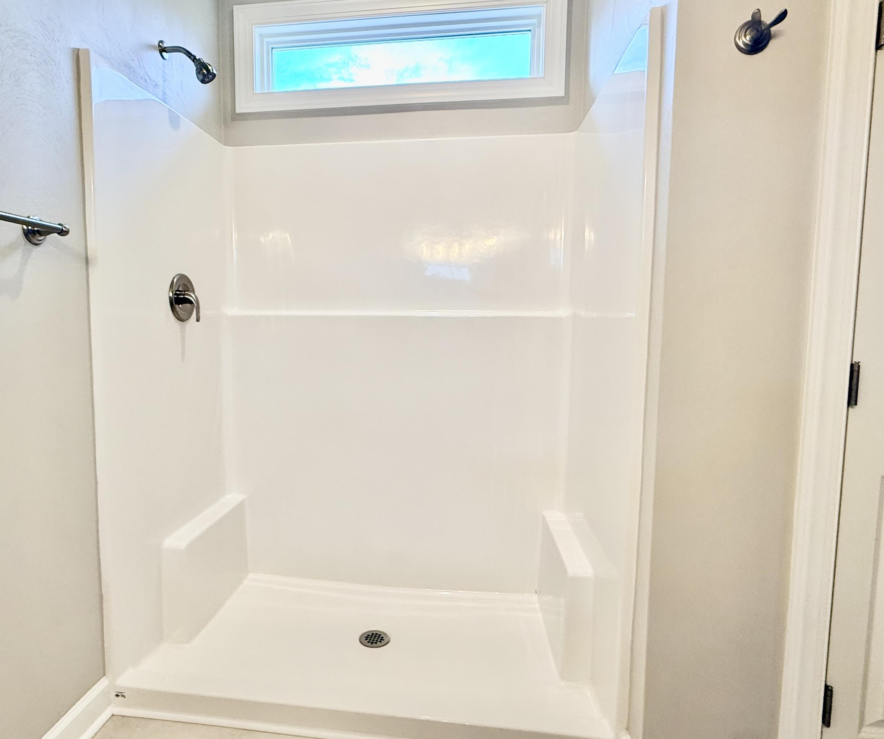 5185 Cove Road Roanoke, VA 24019 - Photo 14 of 18 a bathroom with a bathtub