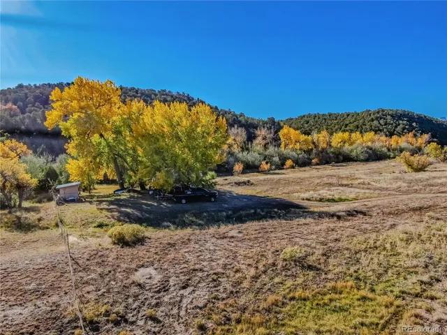 a view of a yard with a house