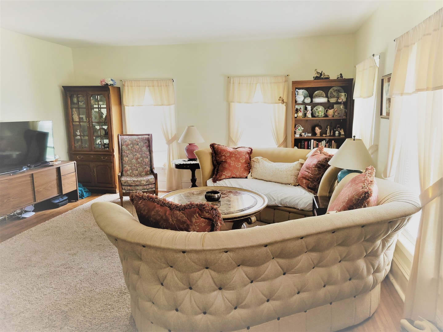 11718 Thayer Road Hebron, IL 60034 - Photo 7 of 9 a living room with furniture and a couch