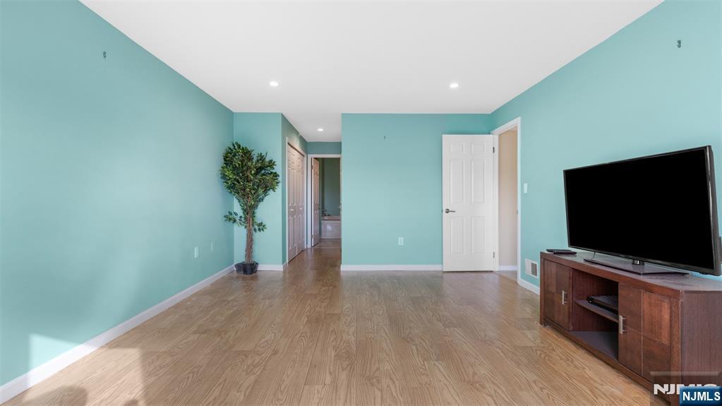 605 Thornton Court, Unit T605 Edgewater, NJ 07020 - Photo 18 of 34 a view of a livingroom with wooden floor