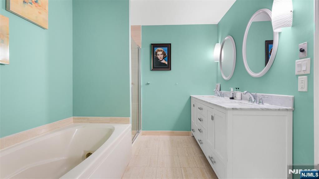 605 Thornton Court, Unit T605 Edgewater, NJ 07020 - Photo 20 of 34 a bathroom with a double vanity sink mirror and bathtub