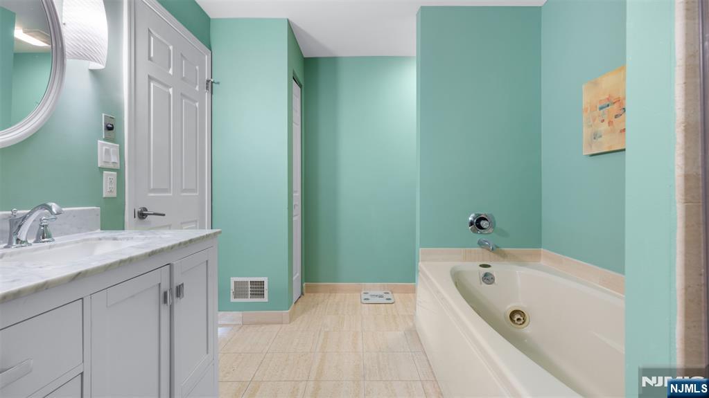 605 Thornton Court, Unit T605 Edgewater, NJ 07020 - Photo 22 of 34 a bathroom with a tub sink and mirror