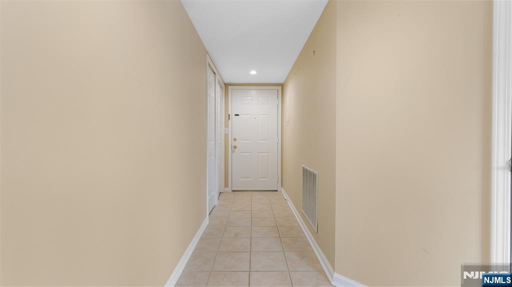 605 Thornton Court, Unit T605 Edgewater, NJ 07020 - Photo 23 of 34 a view of a hallway