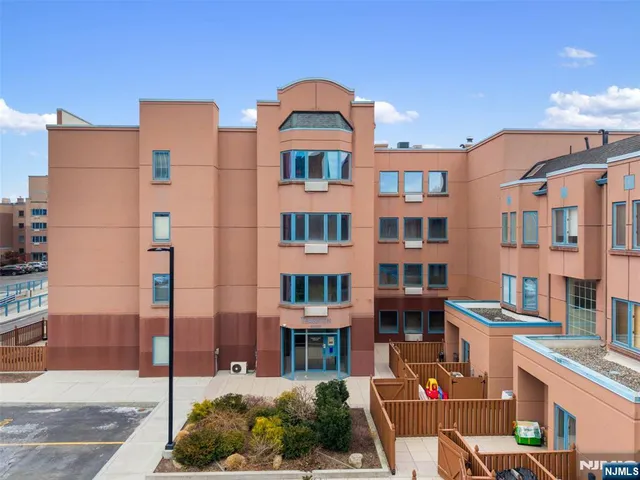 $4,250 | 605 Thornton Court, Unit T605, Edgewater, NJ 07020