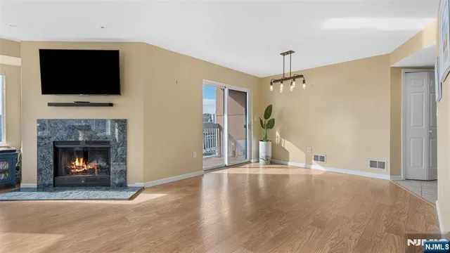 $4,250 | 605 Thornton Court, Unit T605, Edgewater, NJ 07020