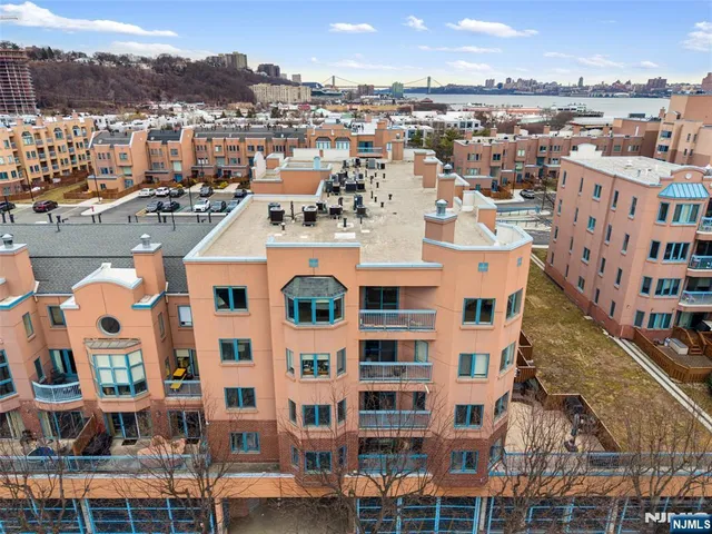 $4,250 | 605 Thornton Court, Unit T605, Edgewater, NJ 07020