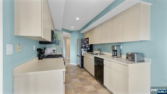 $4,250 | 605 Thornton Court, Unit T605, Edgewater, NJ 07020