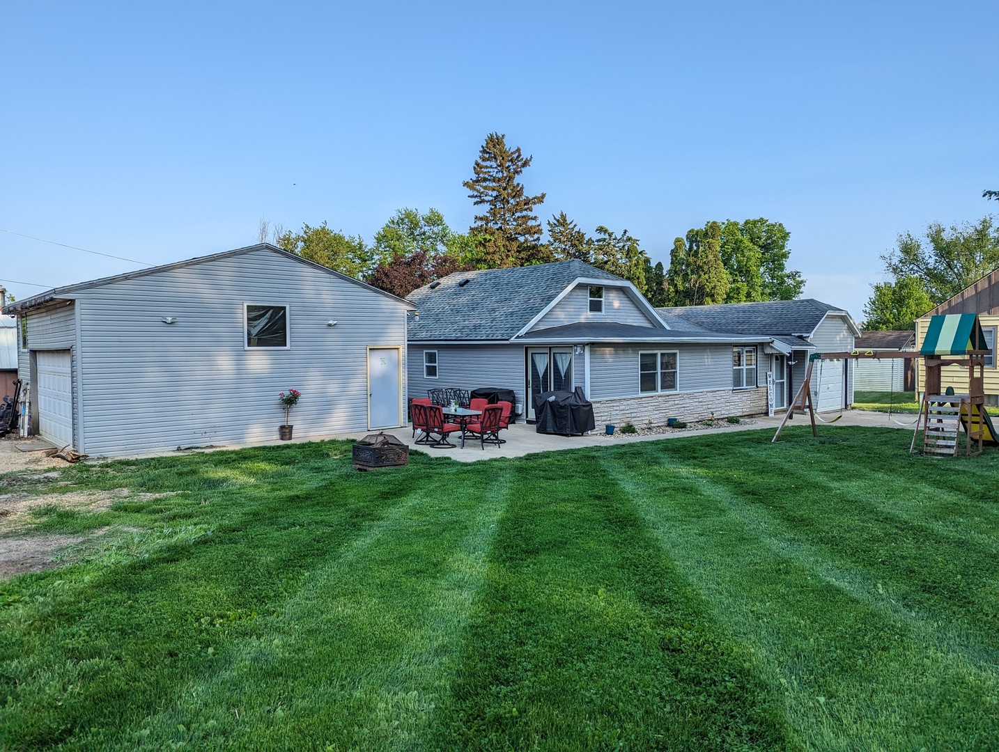 1507 South Bidwell Avenue Freeport, IL 61032 - Photo 1 of 20 a front view of a house with a garden