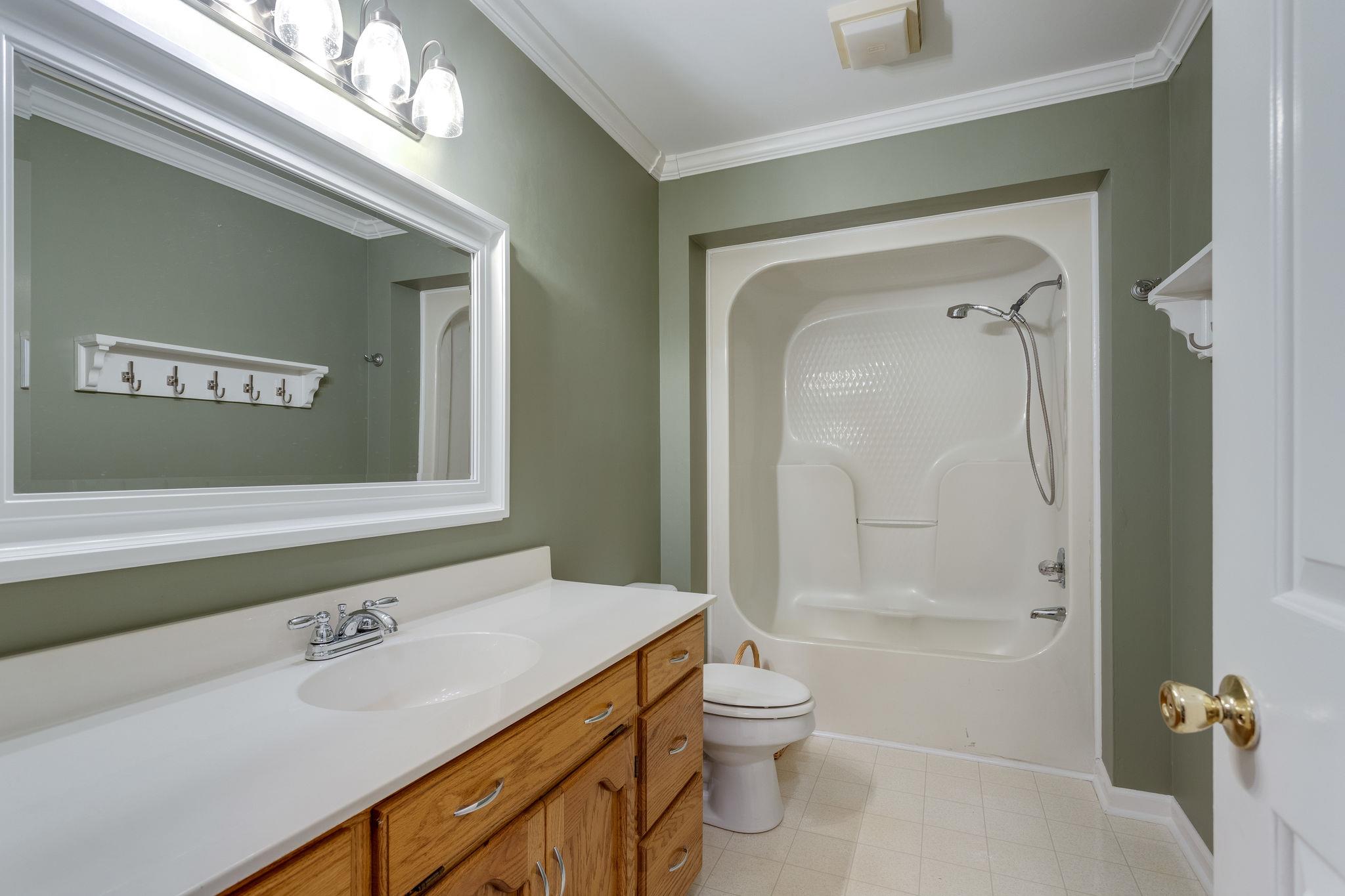 1982 Old Farmington Road Lewisburg, TN 37091 - Photo 17 of 27 View of the Hall Full Bathroom