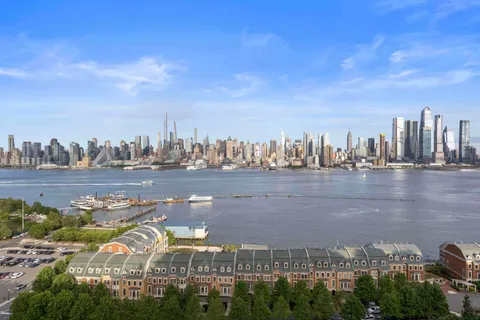 $3,200 | 11 Hudson Place, Unit 2, Weehawken, NJ 07086