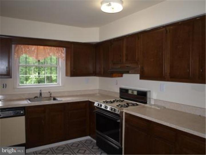 209 Forklanding Road Cinnaminson, NJ 08077 - Photo 4 of 12 Kitchen