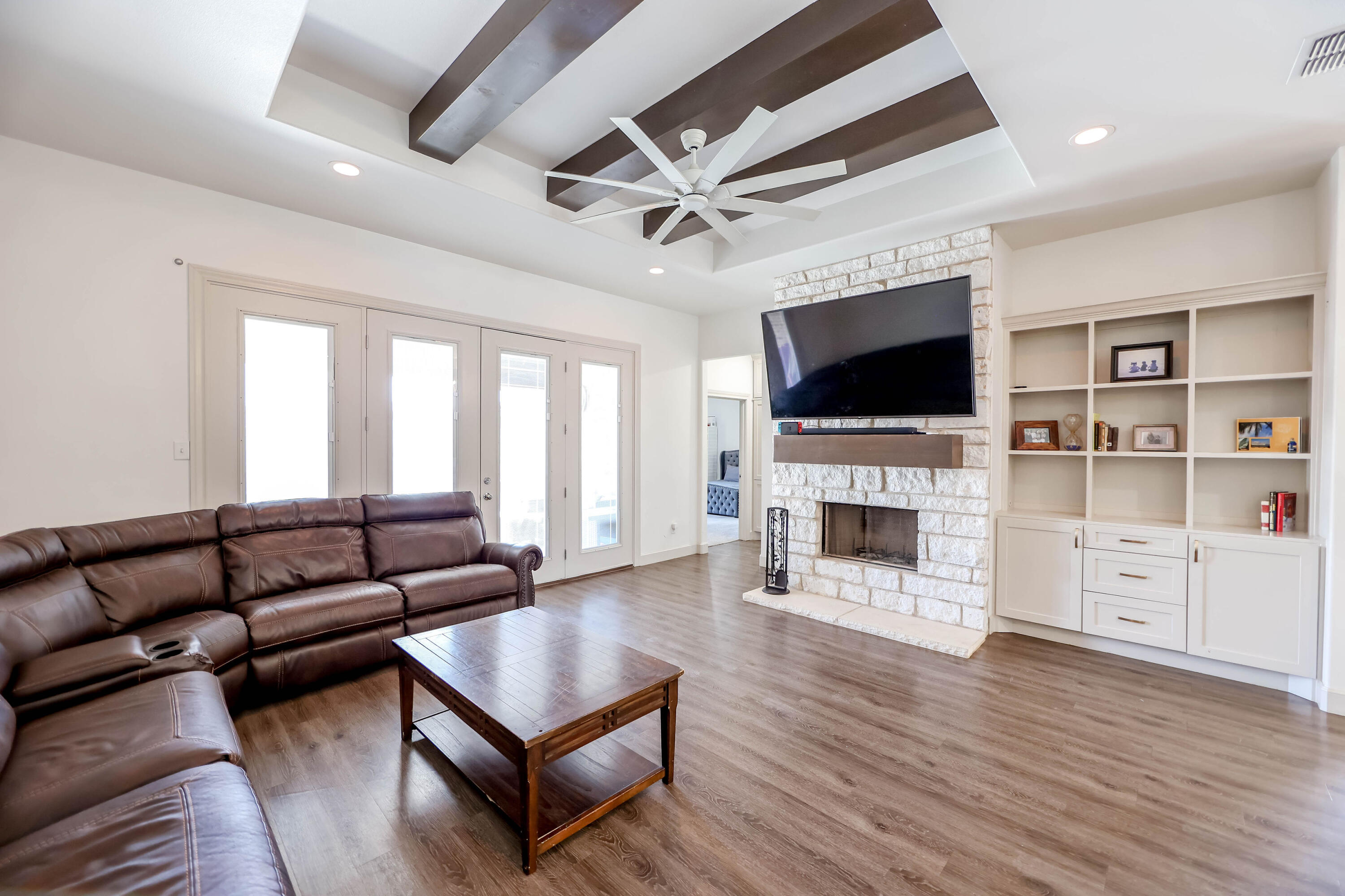 7041 99th Street Lubbock, TX 79424 - Photo 13 of 33 Living Room