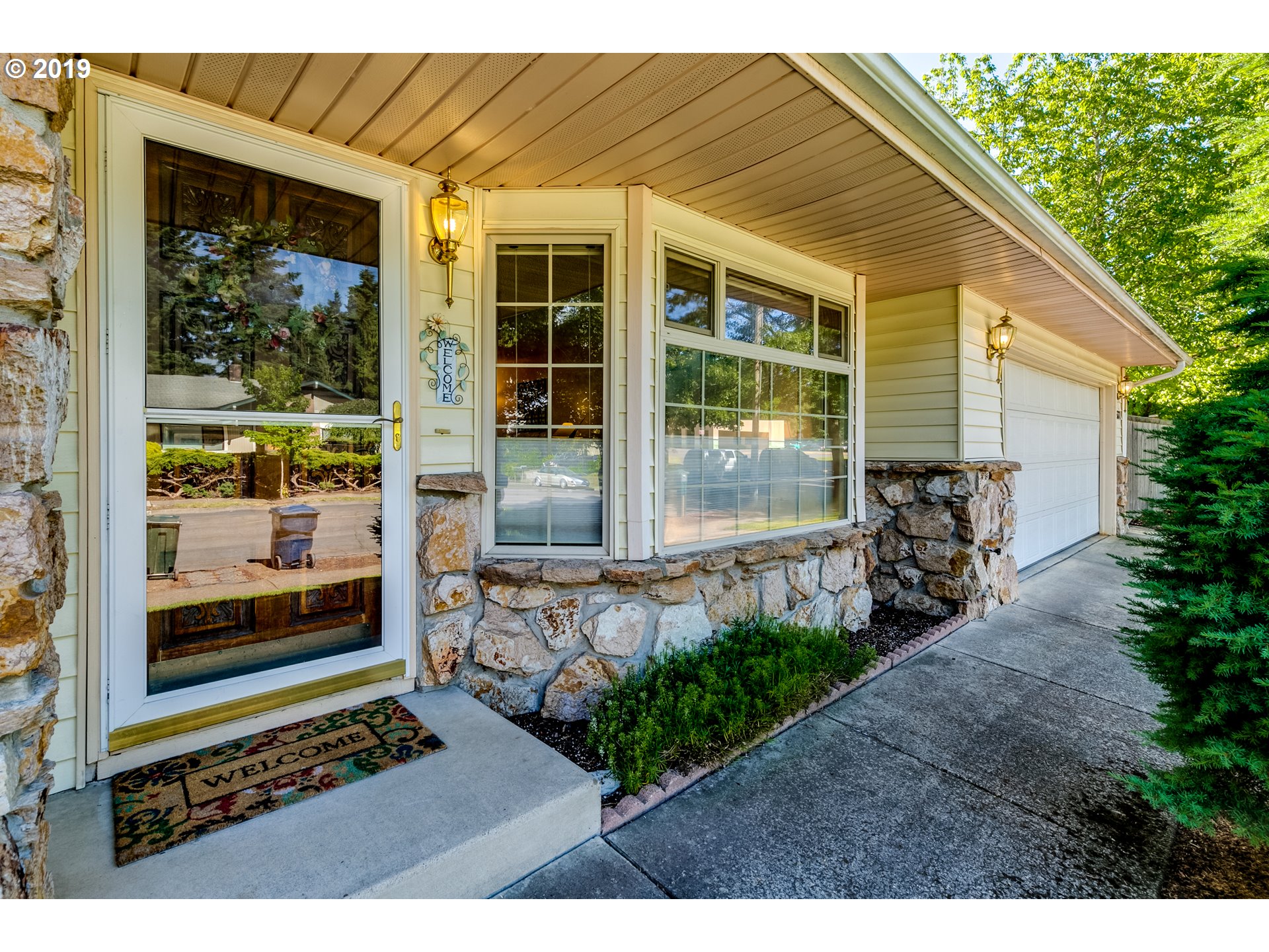 537 66th Street Springfield, OR 97478 - Photo 4 of 32 a front view of a house with garden