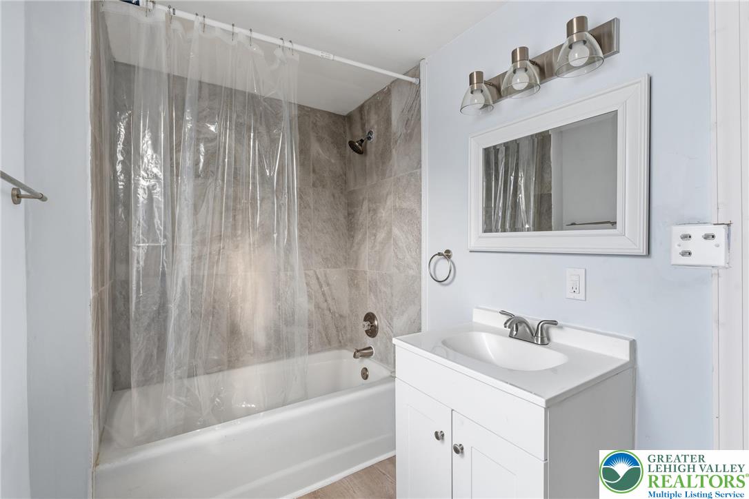 46 West Garrison Street Bethlehem, PA 18018 - Photo 20 of 39 a bathroom with a bathtub sink vanity and mirror