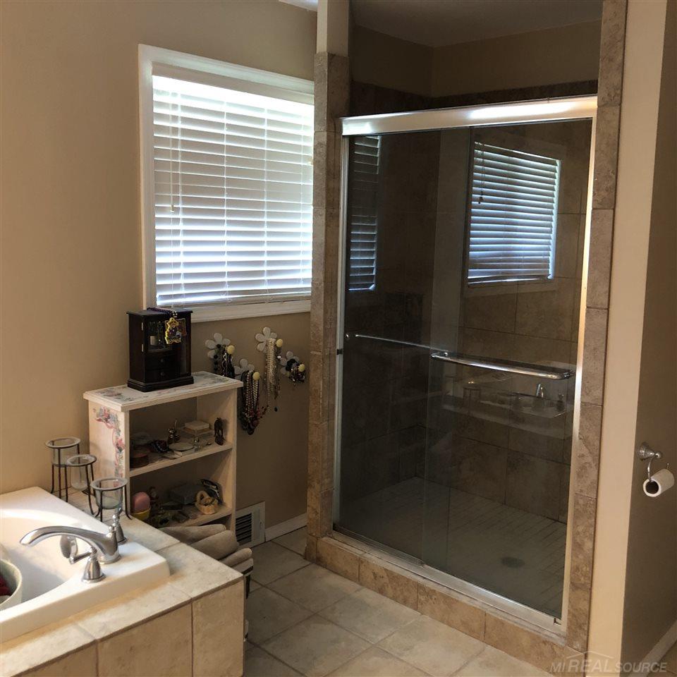 8126 Lakeshore Road Fort Gratiot, MI 48059 - Photo 19 of 29 50013537-18.JPG