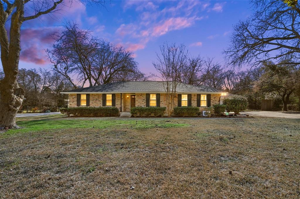 Ranch-style residence featuring a brick exterior and a gabled roofline