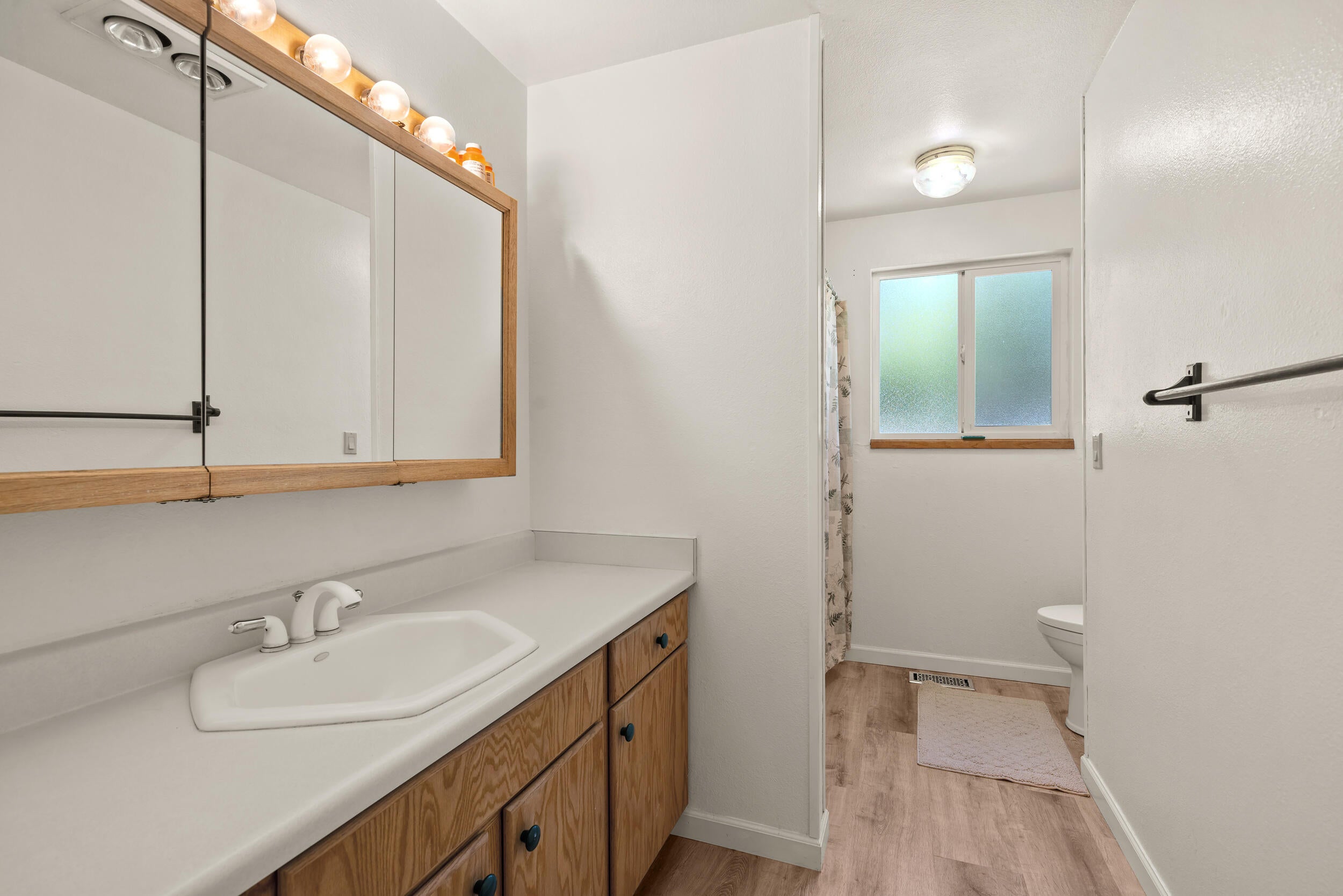 6716 Foothill Road Medford, OR 97502 - Photo 21 of 33 Hall Bathroom