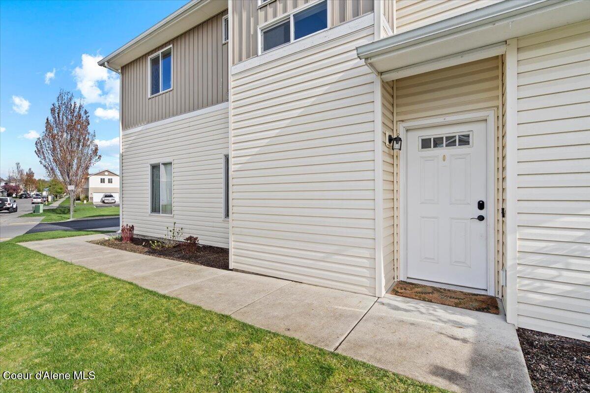 7919 Holyoke Loop Coeur D'Alene, ID 83815 - Photo 6 of 26 07-Front Entrance
