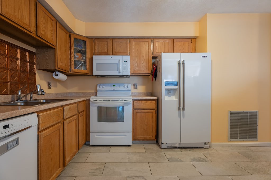 703 Brookhaven Lane, Unit 703 Woonsocket, RI 02895 - Photo 7 of 34