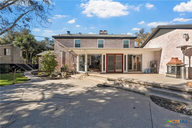 a view of a house with a outdoor space