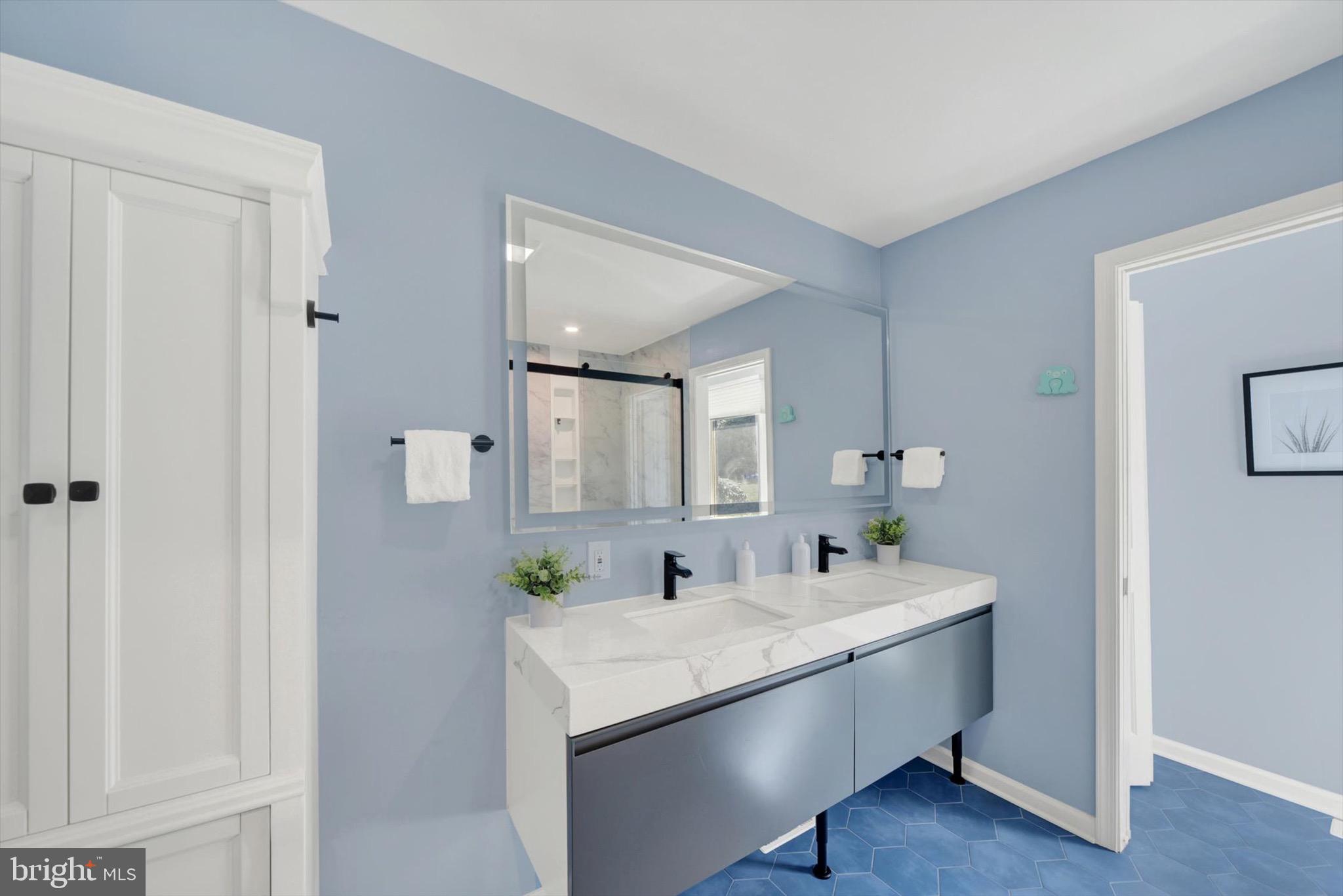 900 Stags Head Road Towson, MD 21286 - Photo 33 of 83 a bathroom with 2 sink and a mirror