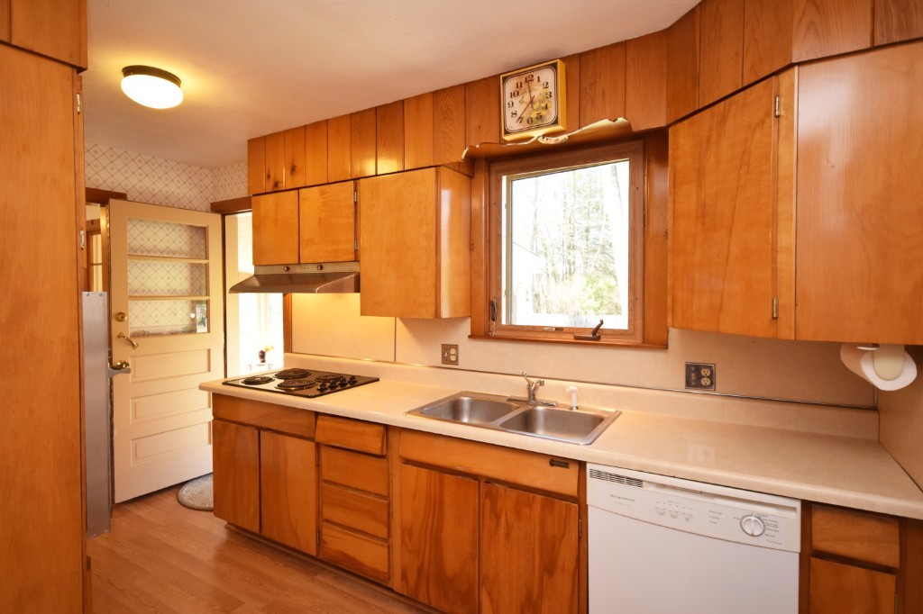 28 Squire Lane Springfield, MA 01118 - Photo 3 of 28 Gallery Image 3