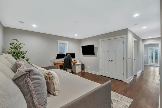 a bed room with a bed