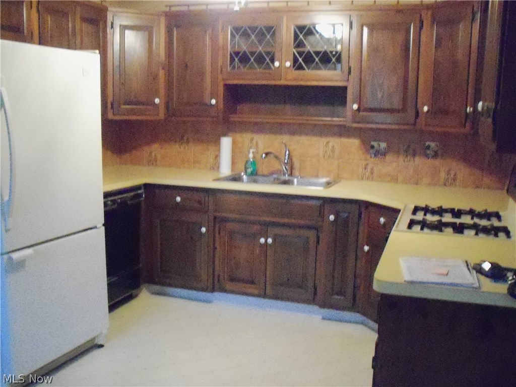41600 Parsons Road Lagrange, OH 44050 - Photo 4 of 19 All appliances in kitchen stay