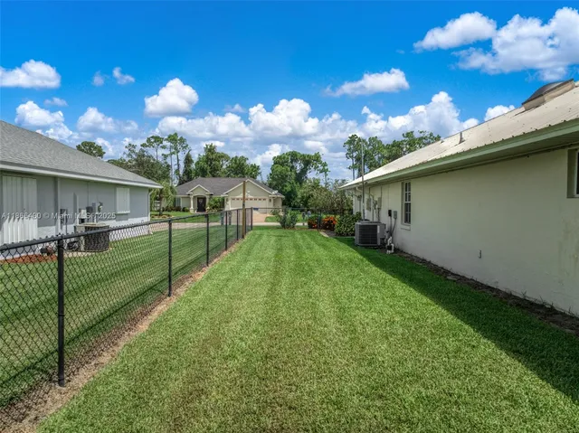 a view of a house with backyard