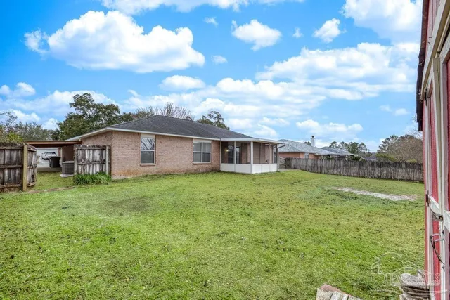 a view of a house with backyard and garden