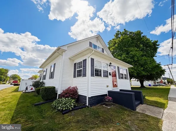 a view of house with a yard