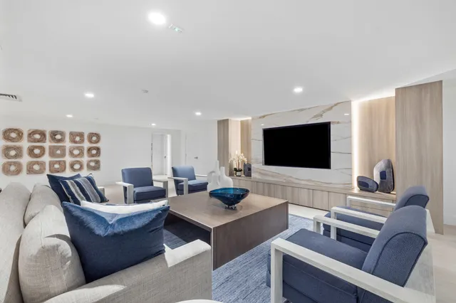 $1,549,000 | 2773 South Ocean Boulevard, Unit 406, Palm Beach, FL 33480