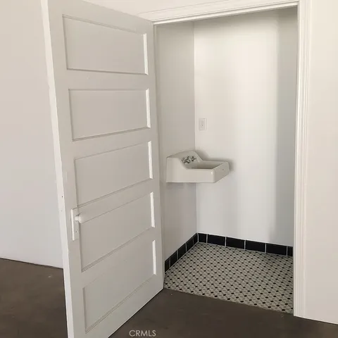 a view of utility room