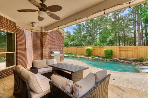 $750,000 | 11 East French Oaks Circle, The Woodlands, TX 77382