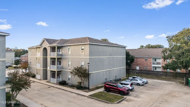 $230,000 | 310 Holcomb Boulevard, Unit 323, Ocean Springs, MS 39564