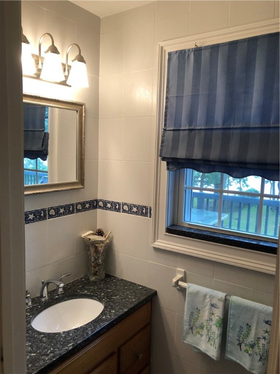 199 Edgehill Road Warwick, RI 02889 - Photo 11 of 44 HALF BATH