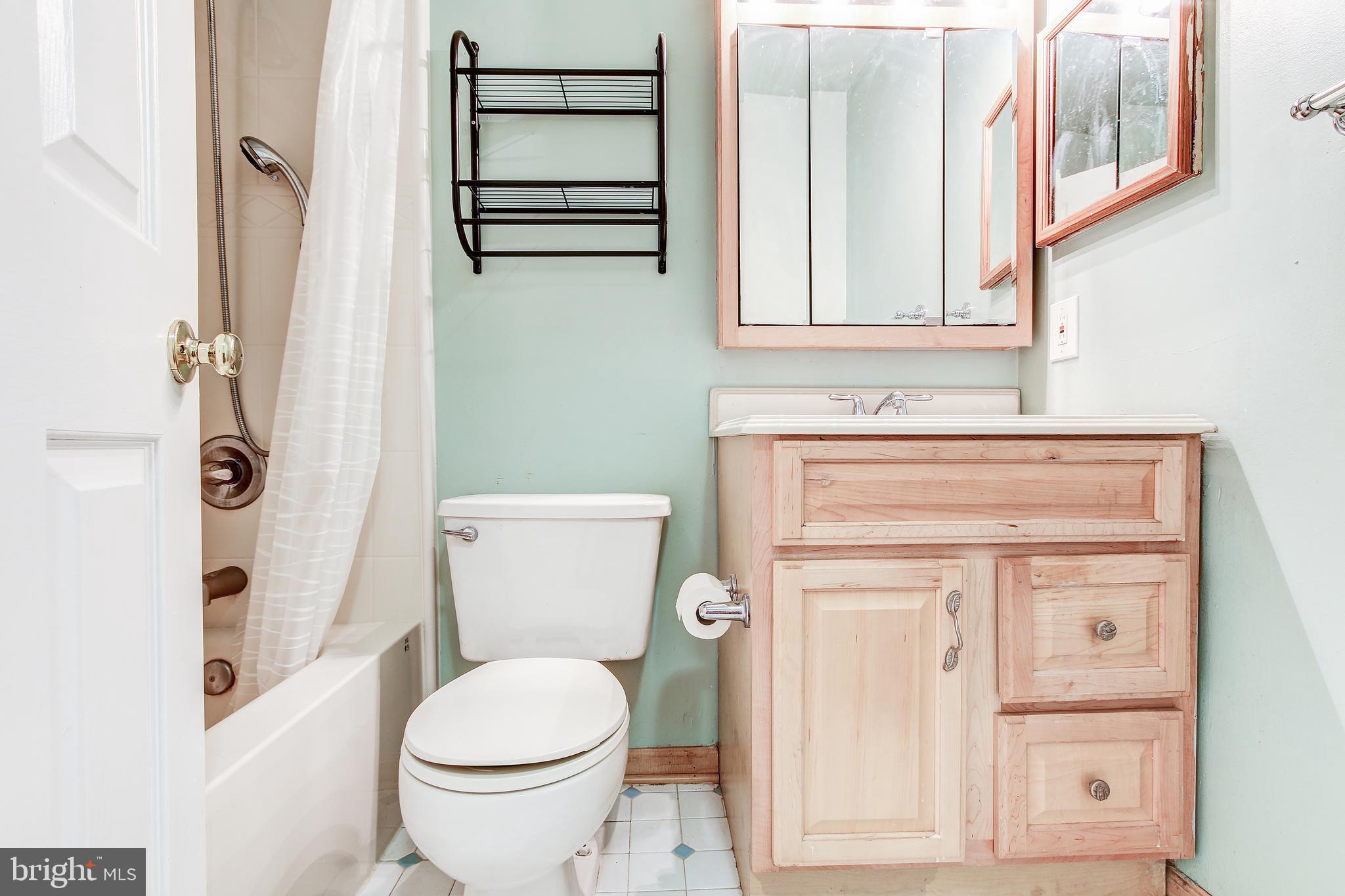1119 Ingate Road Halethorpe, MD 21227 - Photo 21 of 34 Full Bathroom #1 Upper Level