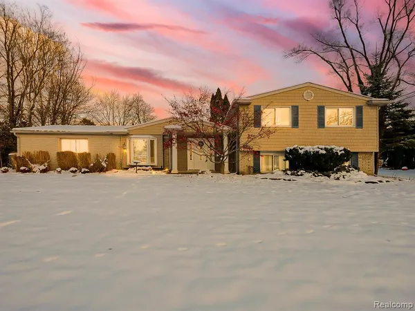$2,995 | 3730 Eastbourne Drive, Troy, MI 48084