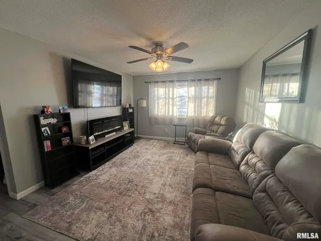 $232,000 | 9745 East 1200th Street, Macomb, IL 61455