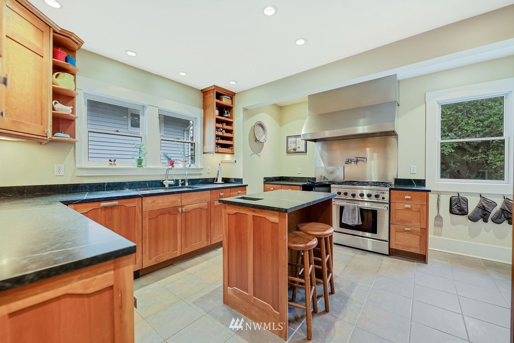 1909 North 47th Street Seattle, WA 98103 - Photo 22 of 39 Gallery Image 22
